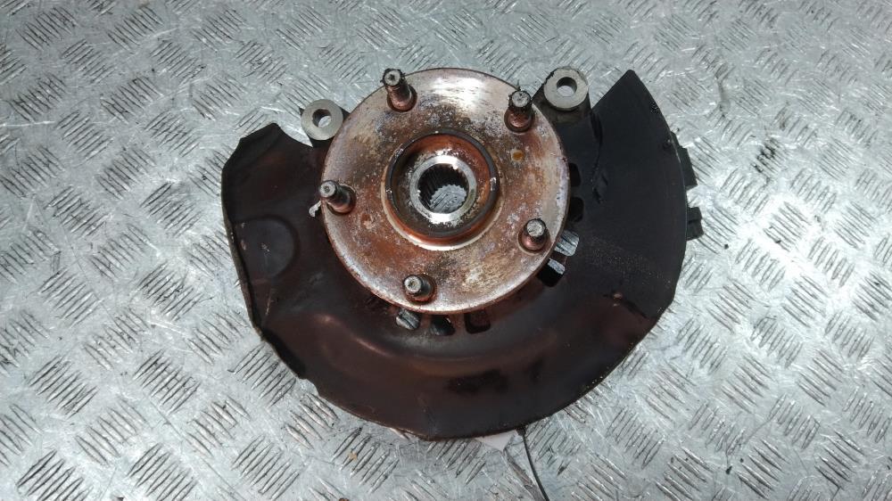 кулак поворотный левый Toyota Voxy 2 поколение 2009, цвет - фото №1