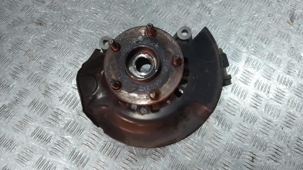 кулак поворотный левый Toyota Voxy 2 поколение 2009, цвет - фото №1