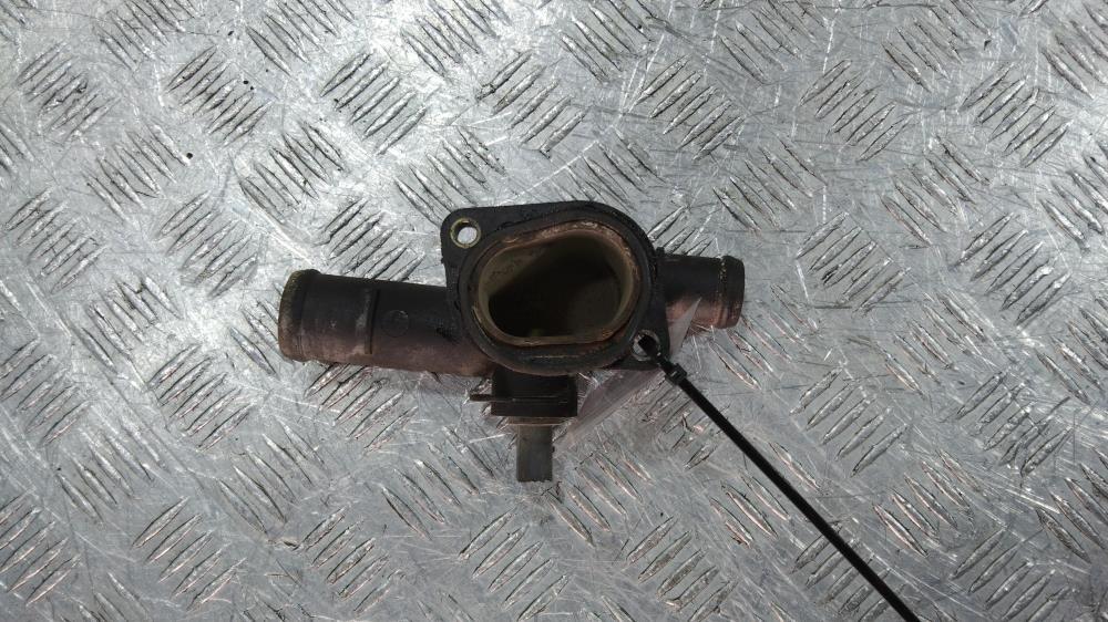 фланец (тройник) системы охлаждения Volkswagen Golf 5 поколение 2006, Бензин 1.6, цвет, 06A121133AL - фото №1