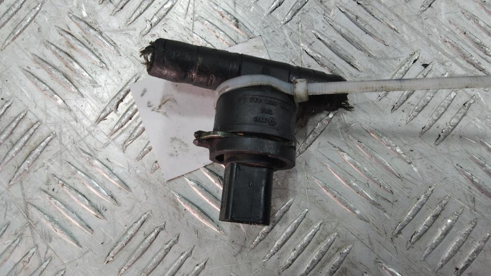 датчик температуры Volkswagen Golf 5 поколение 2005, цвет, 038906081B - фото №1