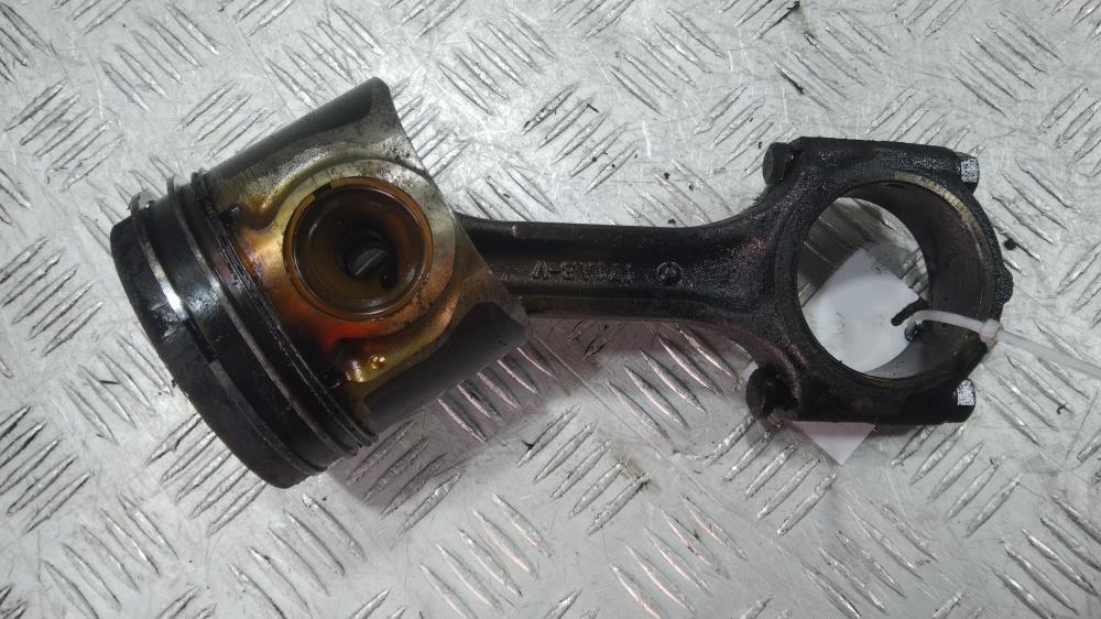 поршень Hyundai H-1 Grand Starex 2009, цвет - фото №1