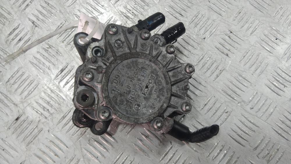 насос вакуумный Volkswagen Golf 4 поколение 2001, цвет, 03G145209 - фото №1