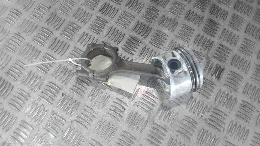 поршень Volvo V70 2 поколение 2000, цвет - фото №1