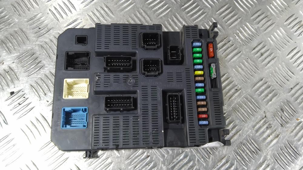 блок предохранителей Peugeot 308 T7 2008, цвет, 9663798180 - фото №1