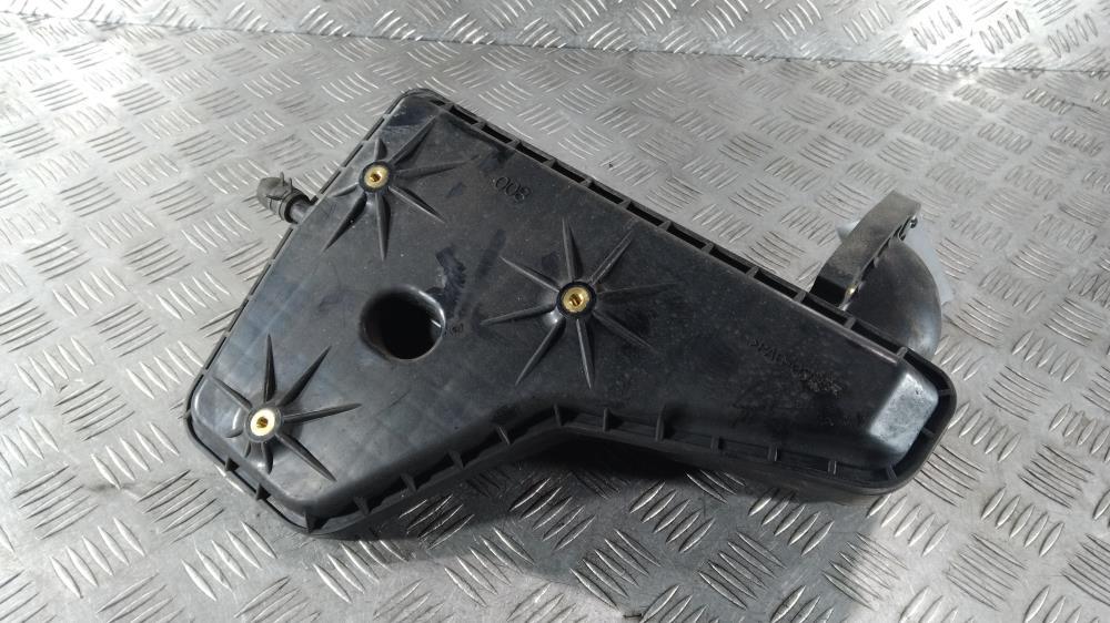 резонатор воздушного фильтра Mitsubishi Space Wagon 3 поколение (Typ N50) 2001, цвет - фото №1