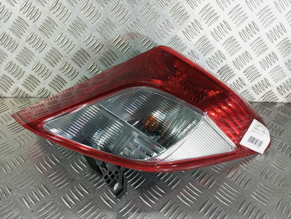 фонарь задний правый Toyota Yaris XP150 2013, цвет - фото №1