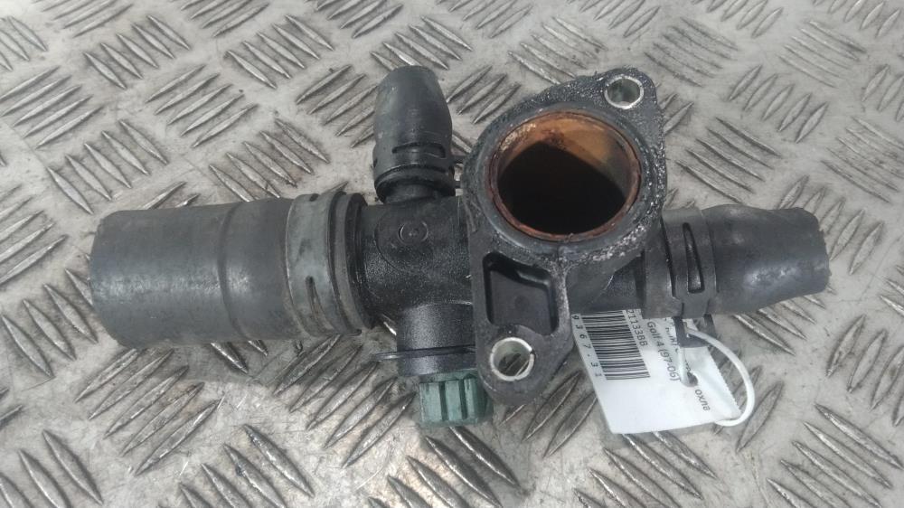 фланец (тройник) системы охлаждения Volkswagen Golf 4 поколение 2001, цвет, 06A121133BB - фото №1