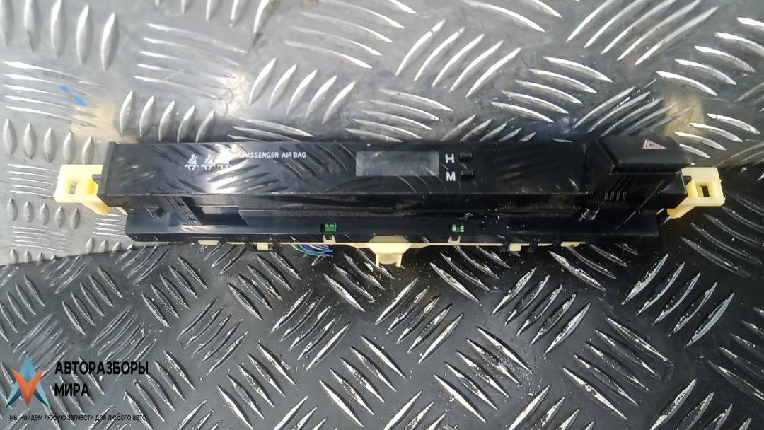 кнопка аварийной сигнализации Toyota RAV4 4 поколение (CA40) 2014, 2.0 л., дизель, МКПП, внедорожник 5 дв., 8395042100 - фото №1