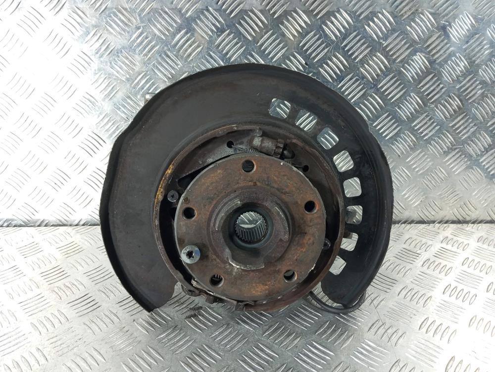 кулак задний правый Audi Q7 4L 2006, цвет - фото №1