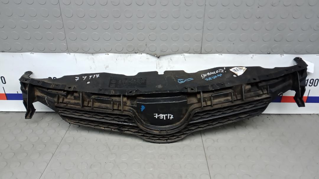 решетка радиатора Toyota Auris 1 поколение 2009, 1.4 л., D-4D, дизель, МКПП, хетчбэк 5 дв., 5311102906, 5311112A00, 5311402170, 53111-02390 - фото №1