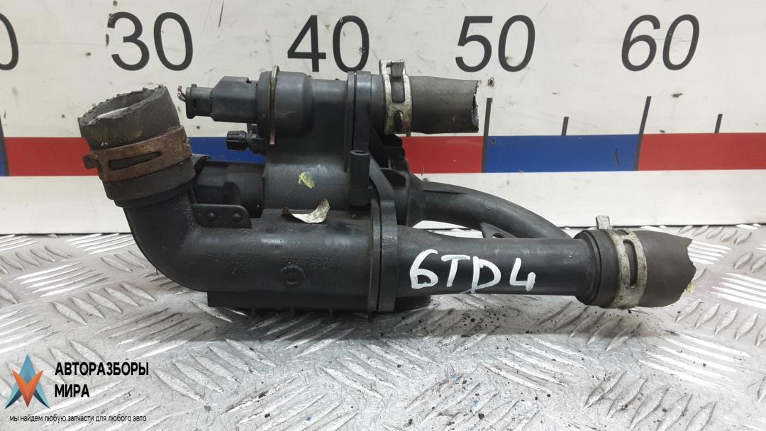 Корпус термостата дизельный Peugeot 5008 1 поколение 2010, 1.6 л., дизель, АКПП, минивэн - фото №1