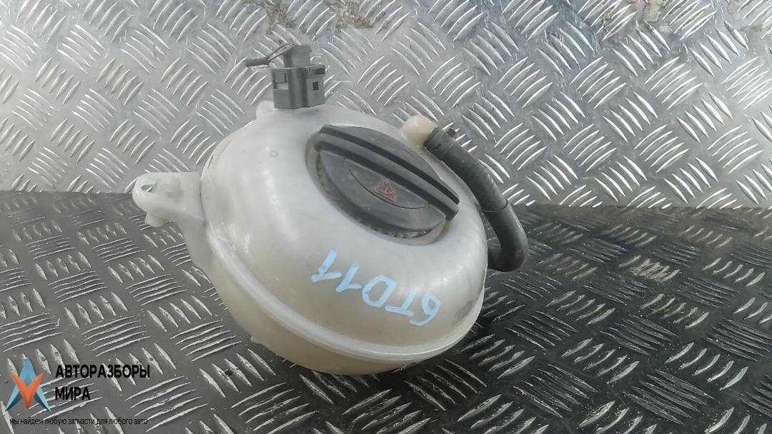 бачок расширительный Skoda Octavia 3 поколение (A7) 2014, 1.6 л., дизель, МКПП, хетчбэк 5 дв., 3C0121321, 5Q0121407G - фото №1