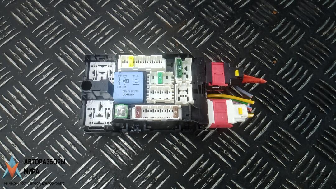 блок предохранителей Citroen C4 2 поколение 2012, 1.6 л., HDi 8V, дизель, МКПП, хетчбэк 5 дв., 3665492680 - фото №1