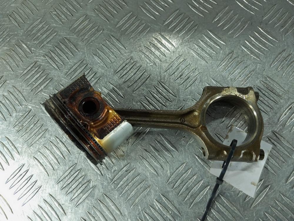 поршень Mazda 3 BL 2008, цвет - фото №1