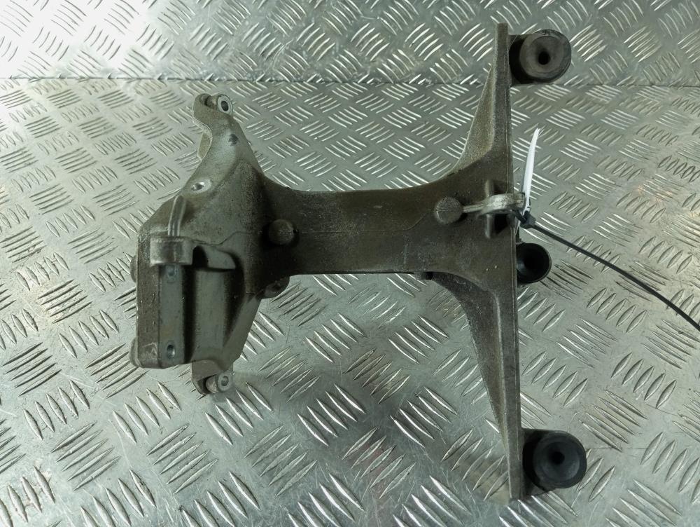 кронштейн (крепление) Mercedes-Benz C-Класс W205/S205/C205 2015, цвет, A2740980939 - фото №1