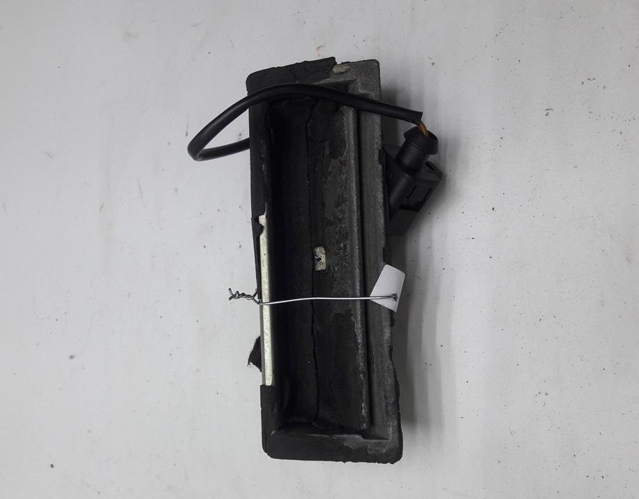 кнопка открытия багажника Volkswagen Bora 1999, 1.6 л., бензин, МКПП, зелёный, седан, 1J0827566B