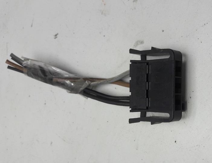 разъем (фишка) проводки Volkswagen Passat B3 1991, 1.8 л., бензин, АКПП, красный, седан, 321945248 - фото №1