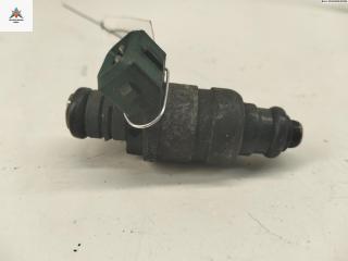 форсунка Volkswagen Golf 4 поколение 1998, 1.6 л., бензин, МКПП, красный, хетчбэк 5 дв., 037906031AA