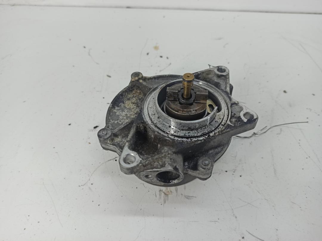 насос вакуумный Audi A6 C5 2002, 2.5 л., дизель, МКПП, синий, универсал, 057145100C