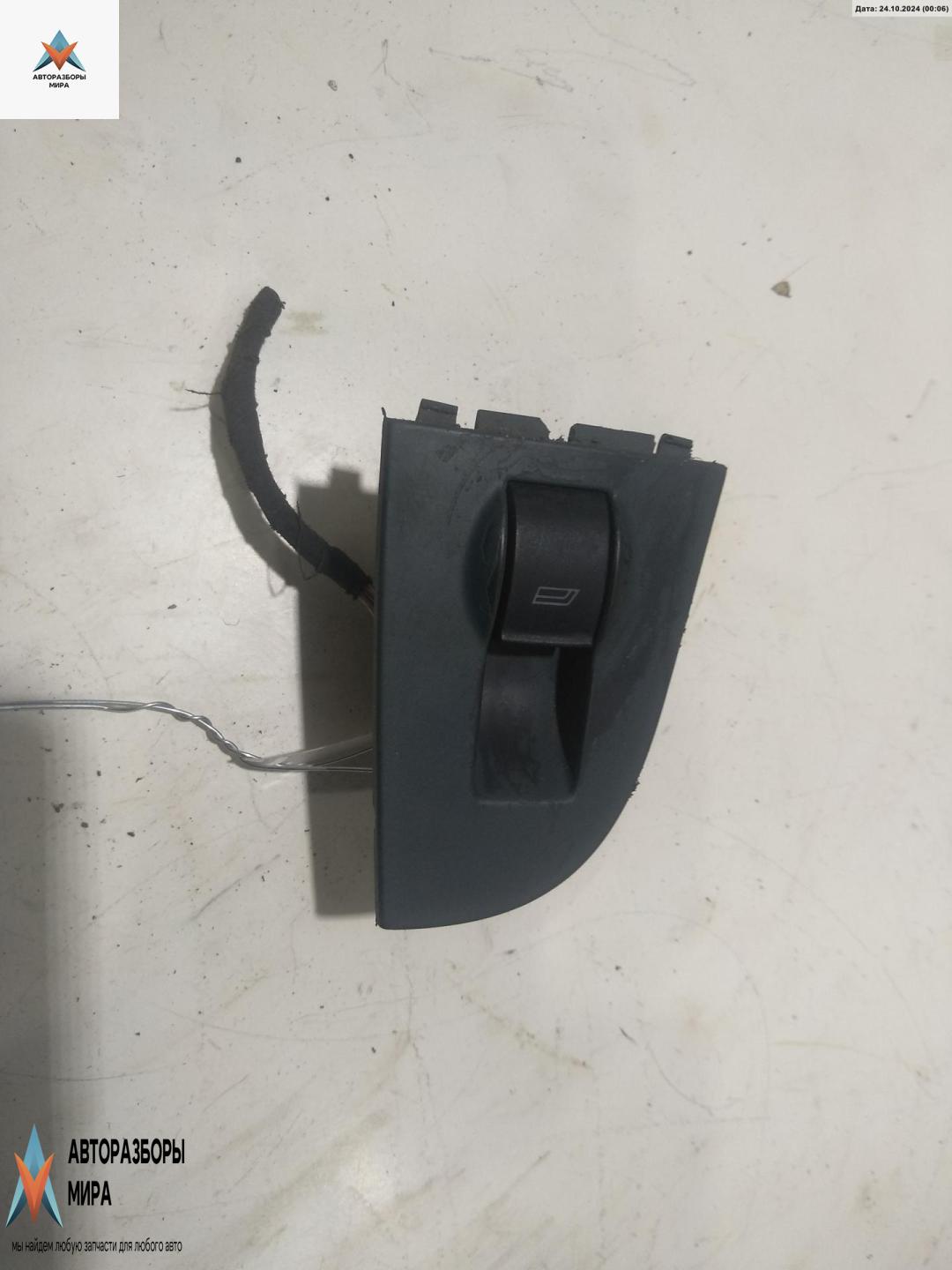 кнопка стеклоподъемника переднего правого Audi A6 4B/C5 1997, 2.4 л., бензин, МКПП, красный, седан - фото №1