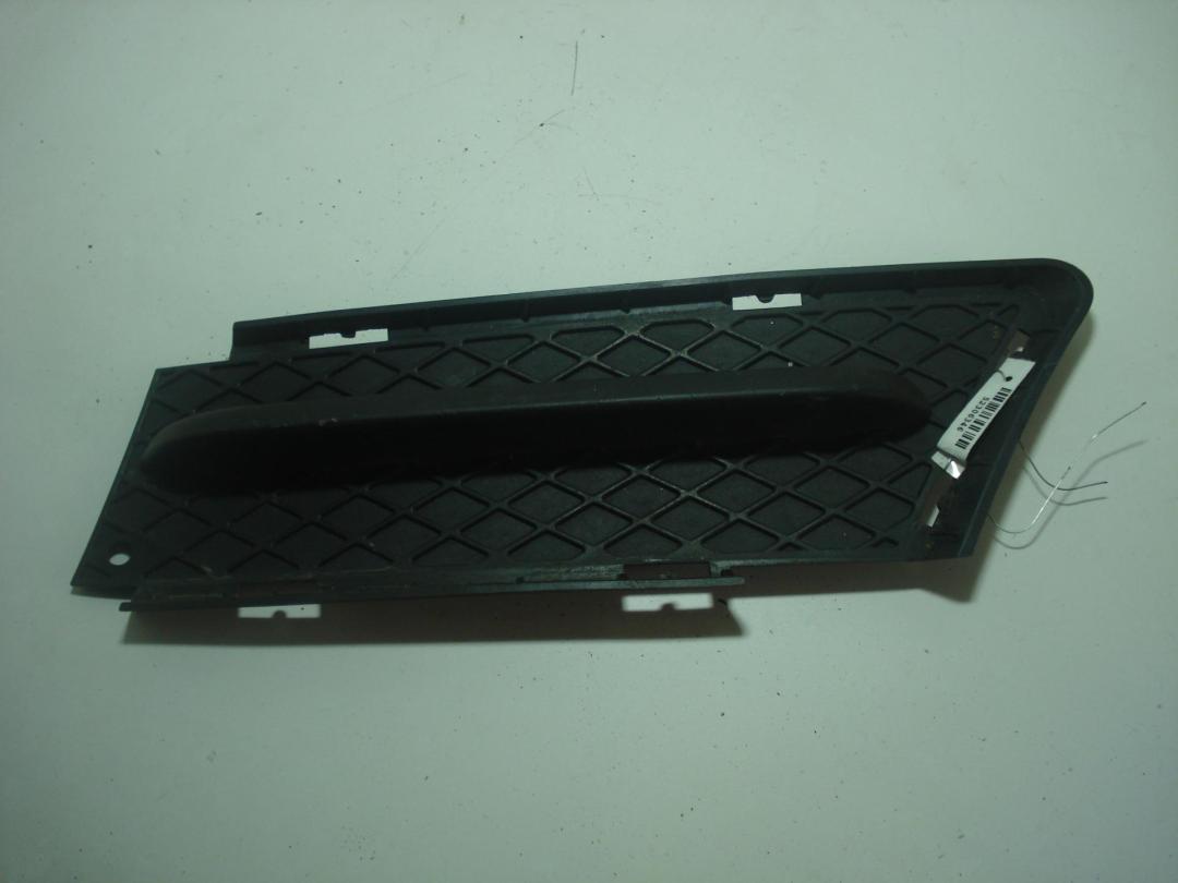 заглушка (решетка) в бампер BMW 3 E90/E91/E92/E93 2007, 2.0 л., дизель, МКПП, чёрный, седан - фото №1