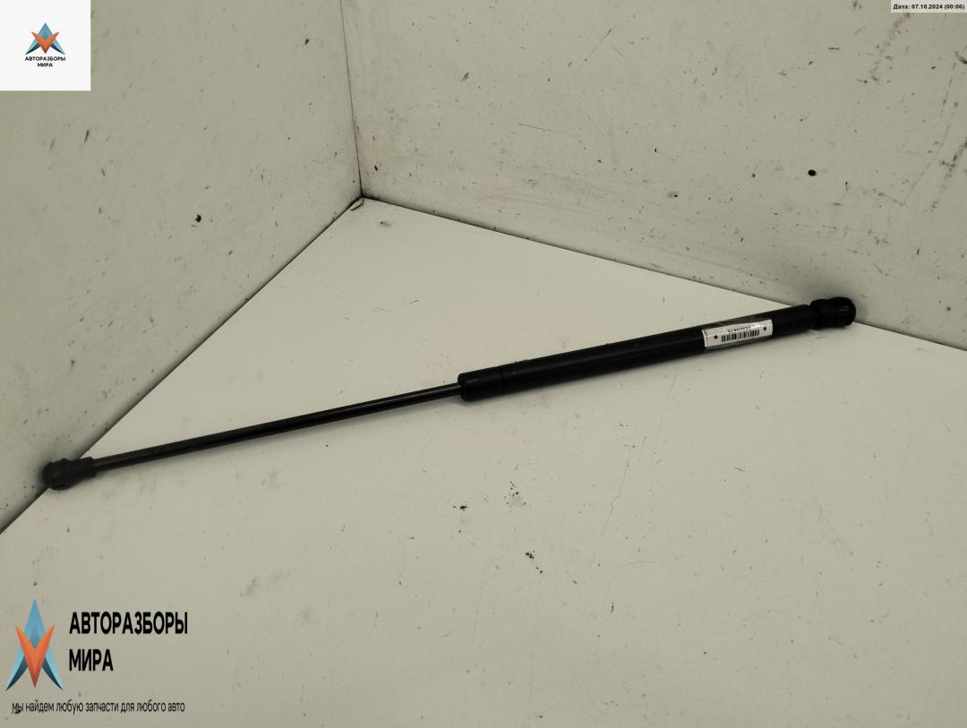 амортизатор крышки багажника (3-5 двери) Volkswagen Golf 4 поколение 1998, 1.4 л., бензин, МКПП, зелёный, хетчбэк 5 дв., 1J6827550 - фото №1