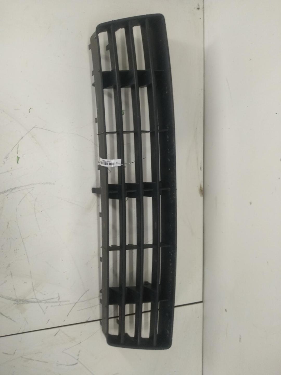 заглушка (решетка) в бампер Audi A6 4B/C5 1998, 2.5 л., дизель, МКПП, синий, универсал - фото №1