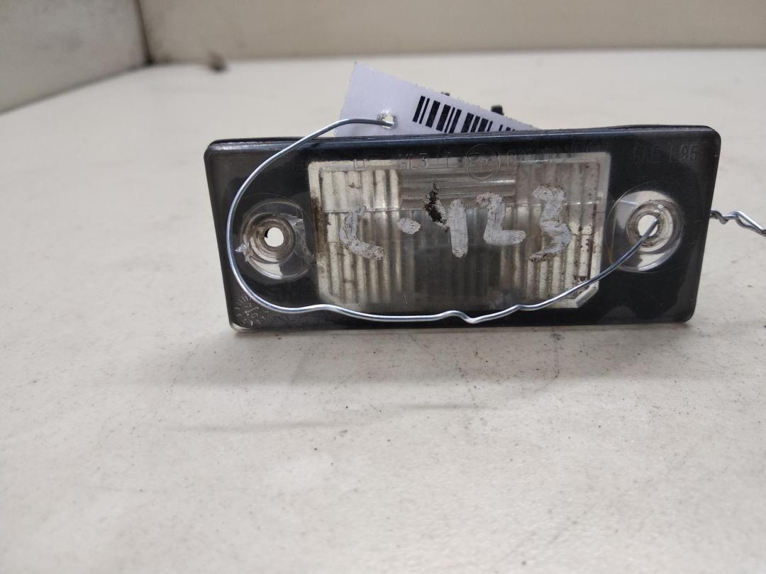 подсветка номера Volkswagen Golf 4 поколение 2004, 1.9 л., дизель, МКПП, синий, универсал, 1J5943021 - фото №1