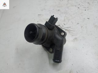 корпус термостата Opel Astra J [рестайлинг] 2011, 1.4 л., бензин, МКПП, чёрный, хетчбэк 5 дв.