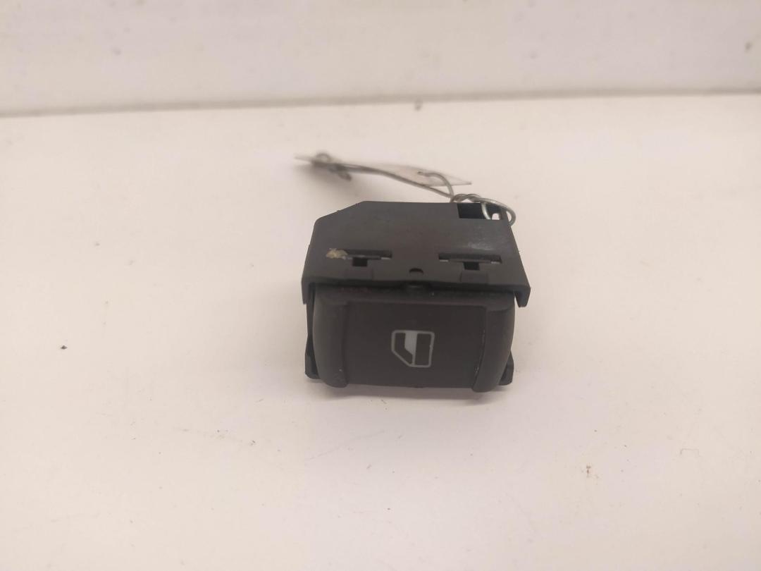 кнопка стеклоподъемника переднего правого Volkswagen Passat B5 1997, 1.8 л., бензин, МКПП, зелёный, седан - фото №1