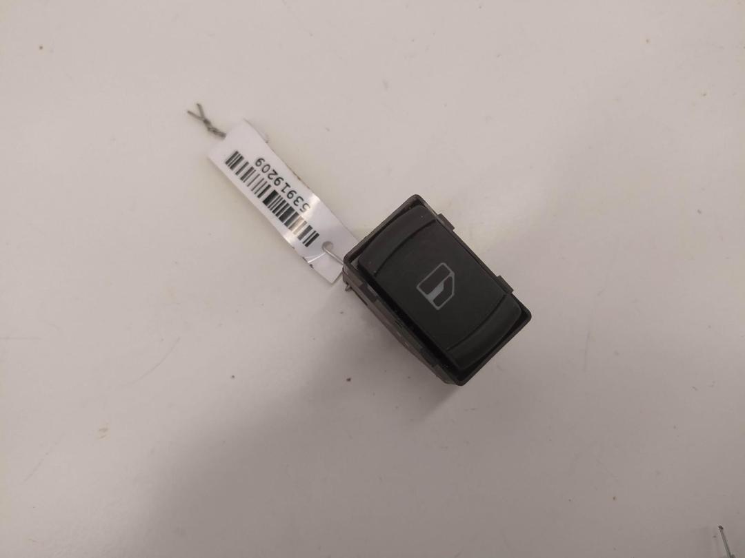 кнопка стеклоподъемника заднего левого Volkswagen Passat B5+ (GP) 2003, 1.9 л., дизель, МКПП, чёрный, универсал, 1J0959855