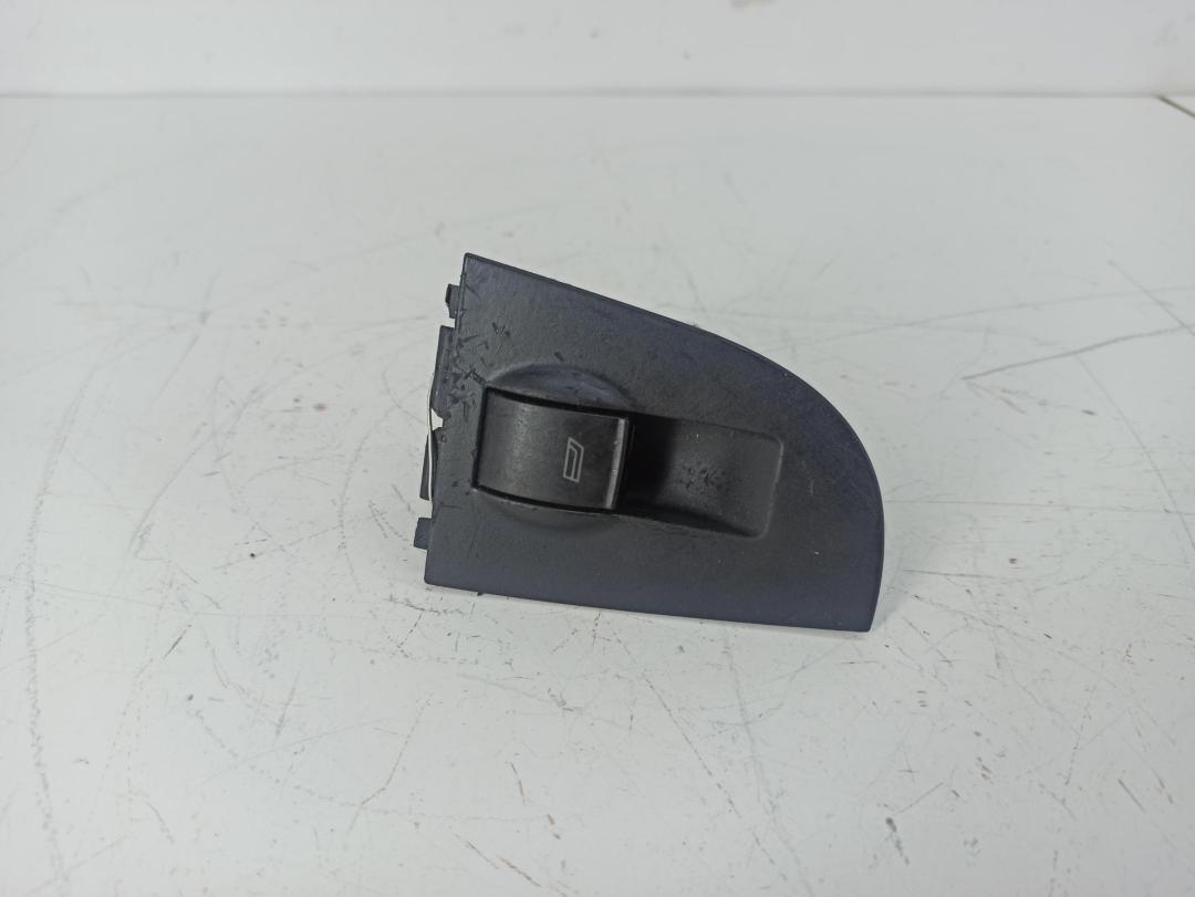 кнопка стеклоподъемника переднего правого Audi A6 C5 1999, 2.4 л., бензин, АКПП, серый, седан, 4B0959855