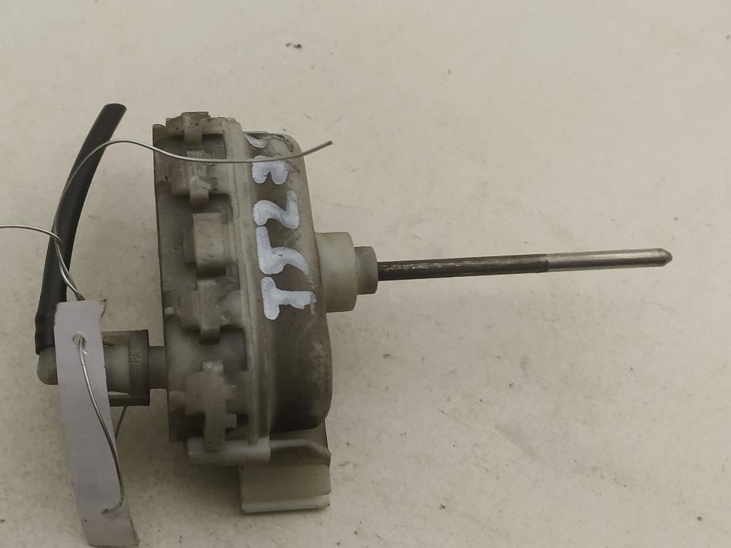 замок лючка топливного бака Audi A6 4A/C4 1996, 2.6 л., бензин, МКПП, серый, универсал - фото №1