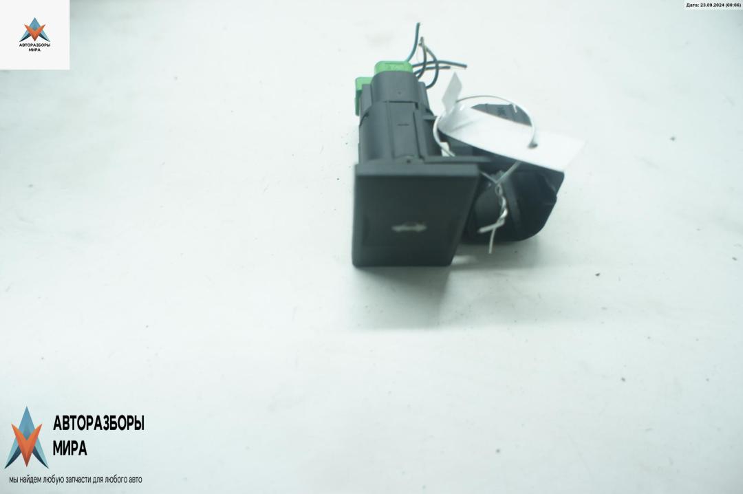 кнопка открытия багажника Ford Mondeo 3 поколение 2001, 2.0 л., дизель, МКПП, серый, универсал, 1S7T19B14AA - фото №1