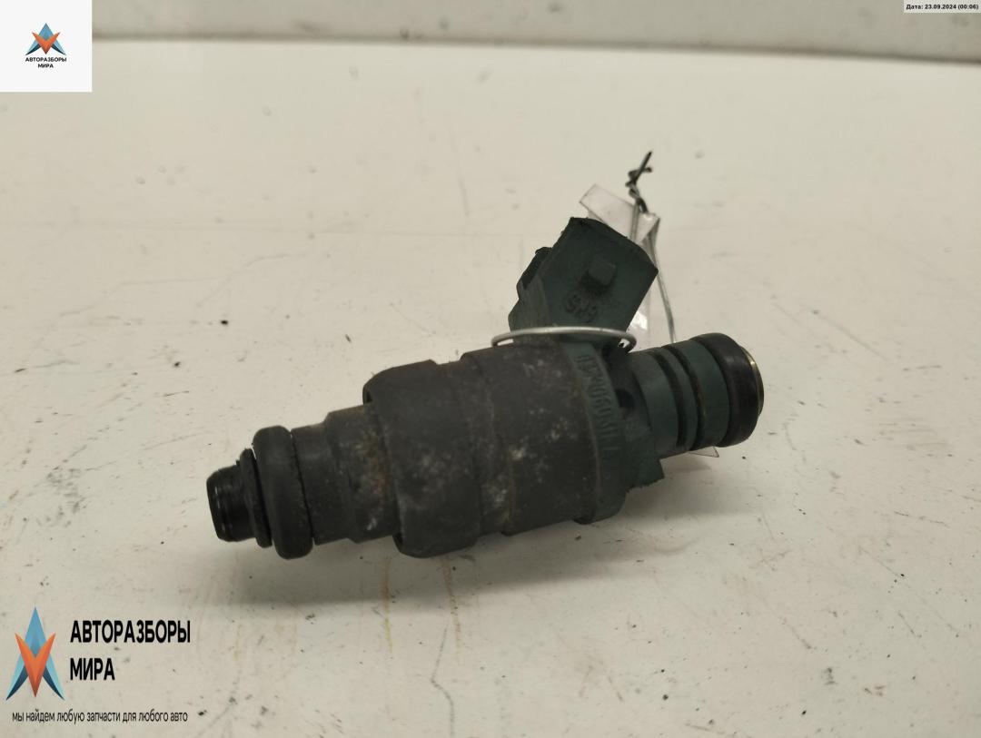 форсунка Volkswagen Golf 4 поколение 1999, 1.6 л., бензин, МКПП, синий, хетчбэк 3 дв., 037906031AA - фото №1