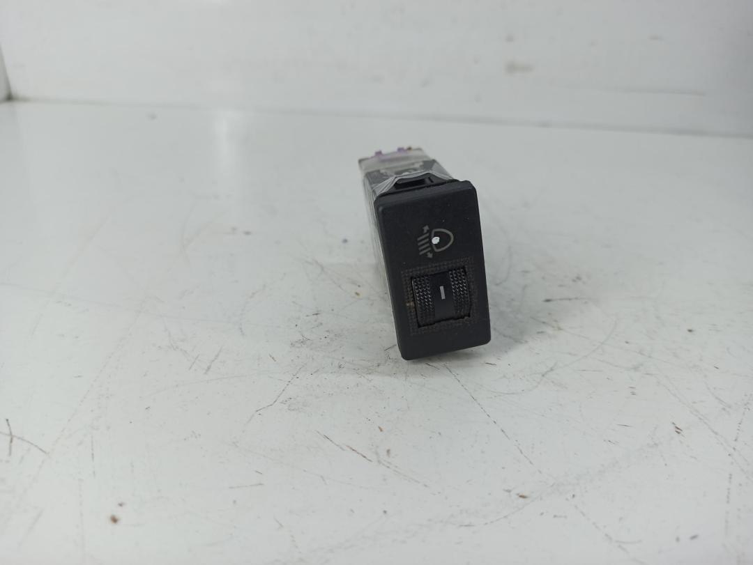 кнопка корректора фар Audi A4 B5 1997, 1.8 л., бензин, МКПП, красный, универсал, 8D0941301 - фото №1