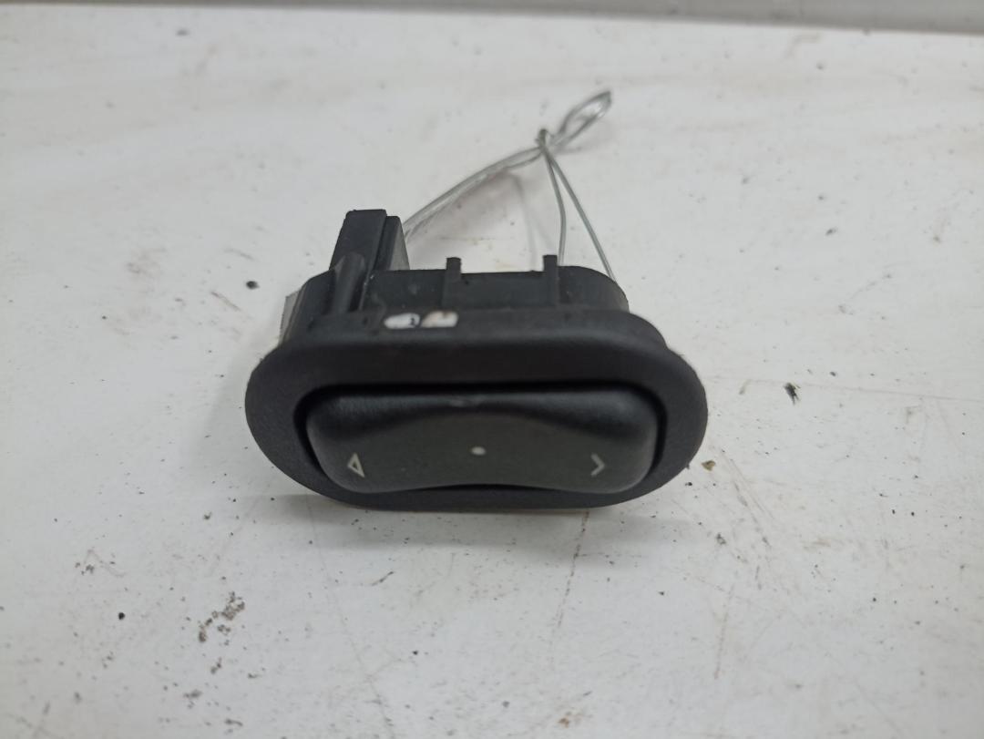 кнопка стеклоподъемника заднего левого Opel Astra G 2003, 1.6 л., бензин, МКПП, серый, хетчбэк 5 дв., 90561388 - фото №1