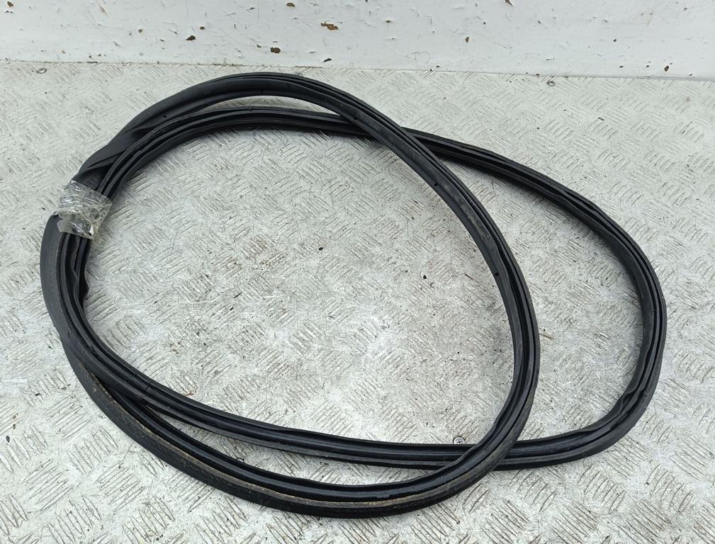 Уплотнитель крышки (двери) багажника Citroen C4 2004, 1.6 л., бензин, МКПП, красный, хетчбэк 5 дв., 9647273780