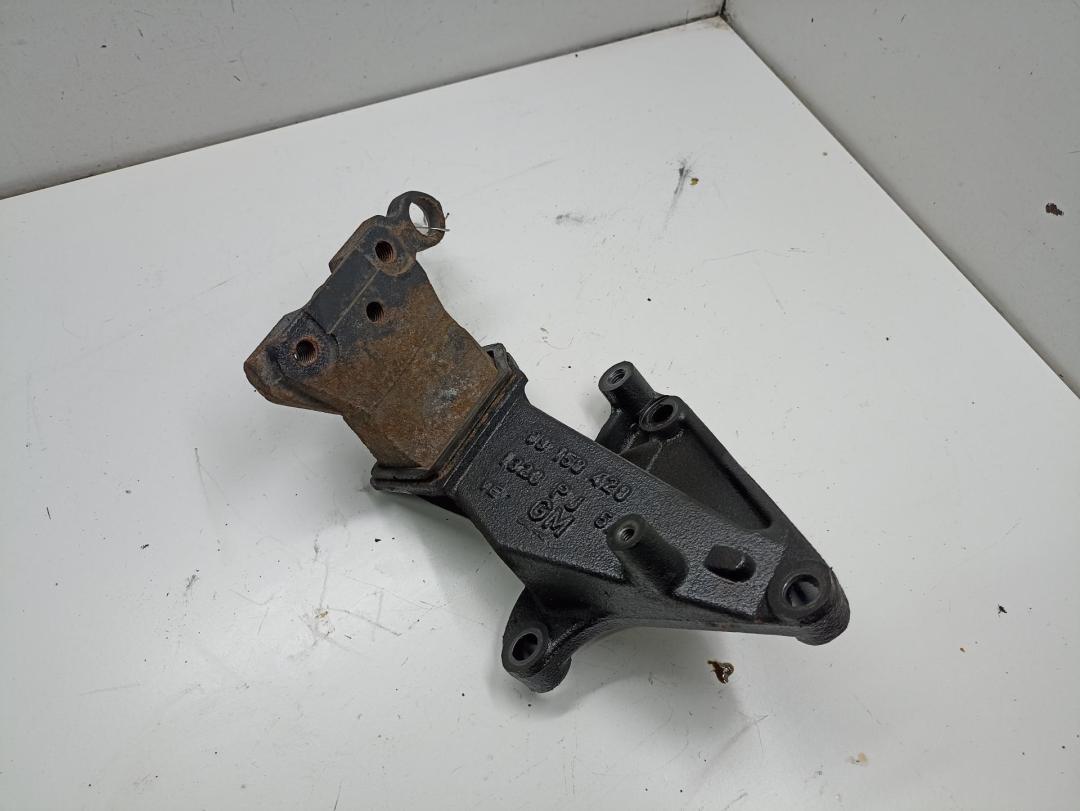 кронштейн (крепление) Opel Zafira A 2001, 1.8 л., бензин, МКПП, серый, минивэн, 09158429