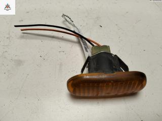 повторитель передний правый Renault Clio 2 поколение 1999, 1.2 л., бензин, МКПП, красный, хетчбэк 3 дв., 7700822136