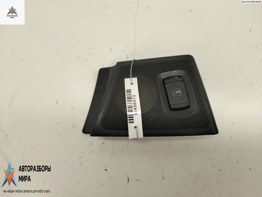 кнопка стеклоподъемника заднего левого Skoda Octavia mk1 (A4 1U) 1999, 1.6 л., бензин, МКПП, красный, хетчбэк 5 дв., 3B0959855 - фото №1