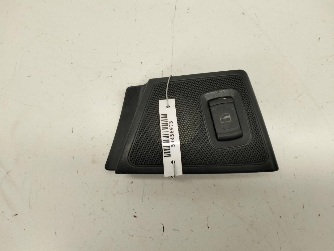 кнопка стеклоподъемника заднего левого Skoda Octavia mk1 (A4 1U) 1999, 1.6 л., бензин, МКПП, красный, хетчбэк 5 дв., 3B0959855 - фото №1