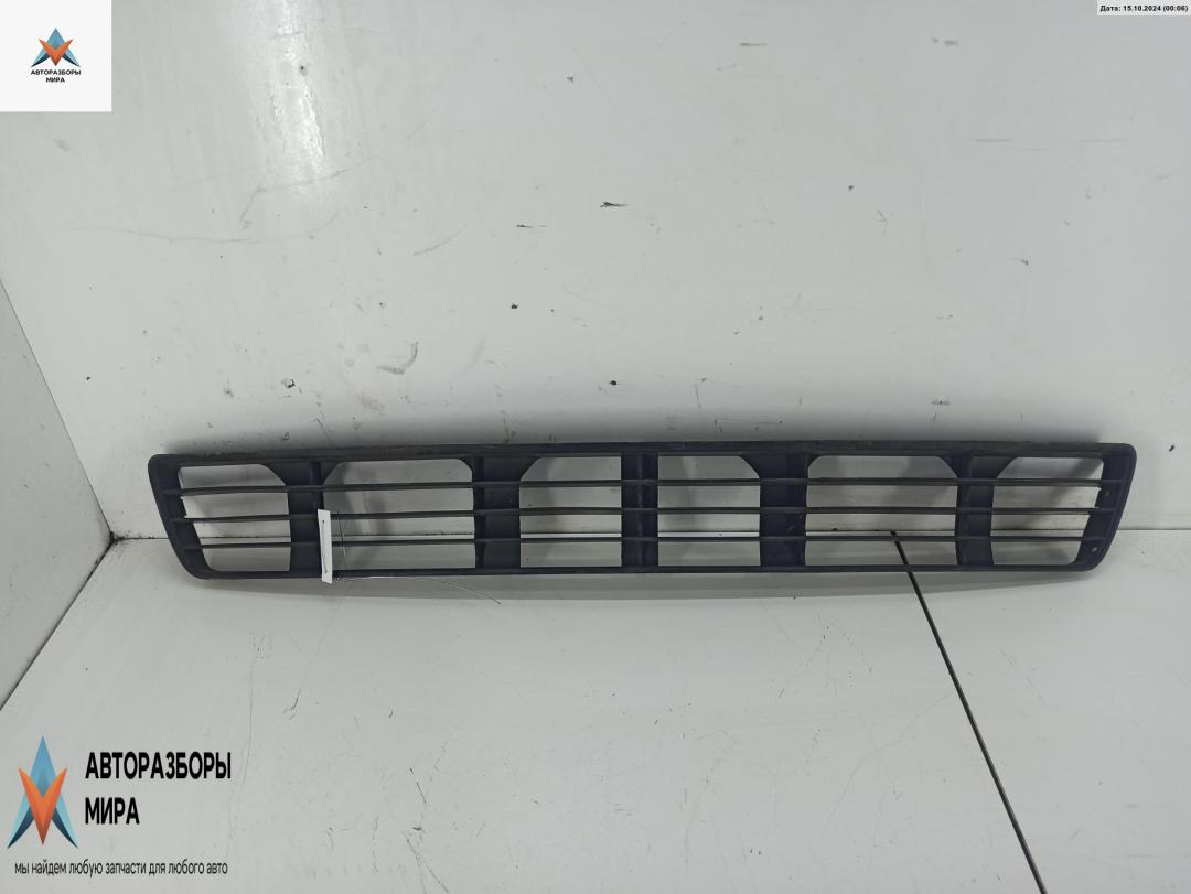 заглушка (решетка) в бампер Audi A4 B5 1995, 2.6 л., бензин, МКПП, чёрный, седан, 8D0807683 - фото №1
