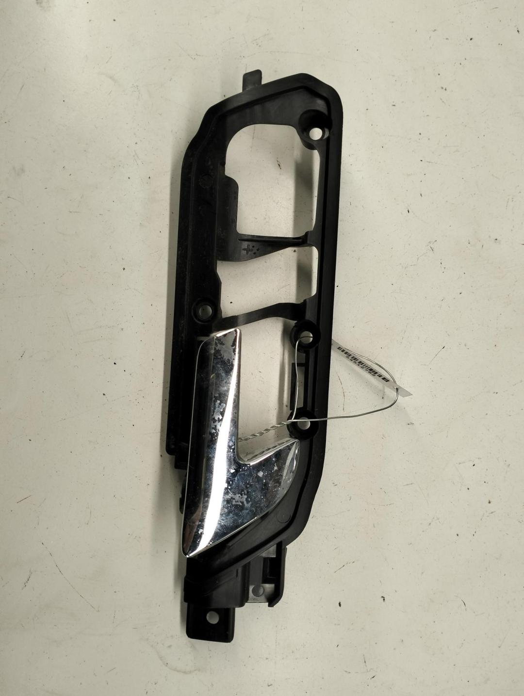 ручка внутренняя передняя правая Volkswagen Polo 4 поколение 2003, 1.9 л., дизель, МКПП, чёрный, хетчбэк 3 дв., 6Q0837174E - фото №1