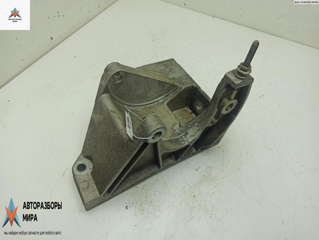 кронштейн гидроусилителя Renault Megane 1 поколение 1996, 1.6 л., бензин, МКПП, красный, хетчбэк 5 дв., 7700271173 - фото №1