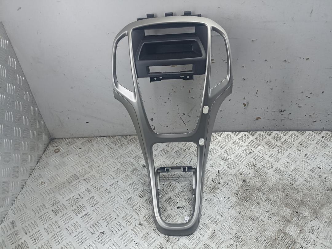 консоль салона (центральная часть) Opel Astra J 2011, 1.4 л., бензин, МКПП, чёрный, хетчбэк 5 дв., 13257562