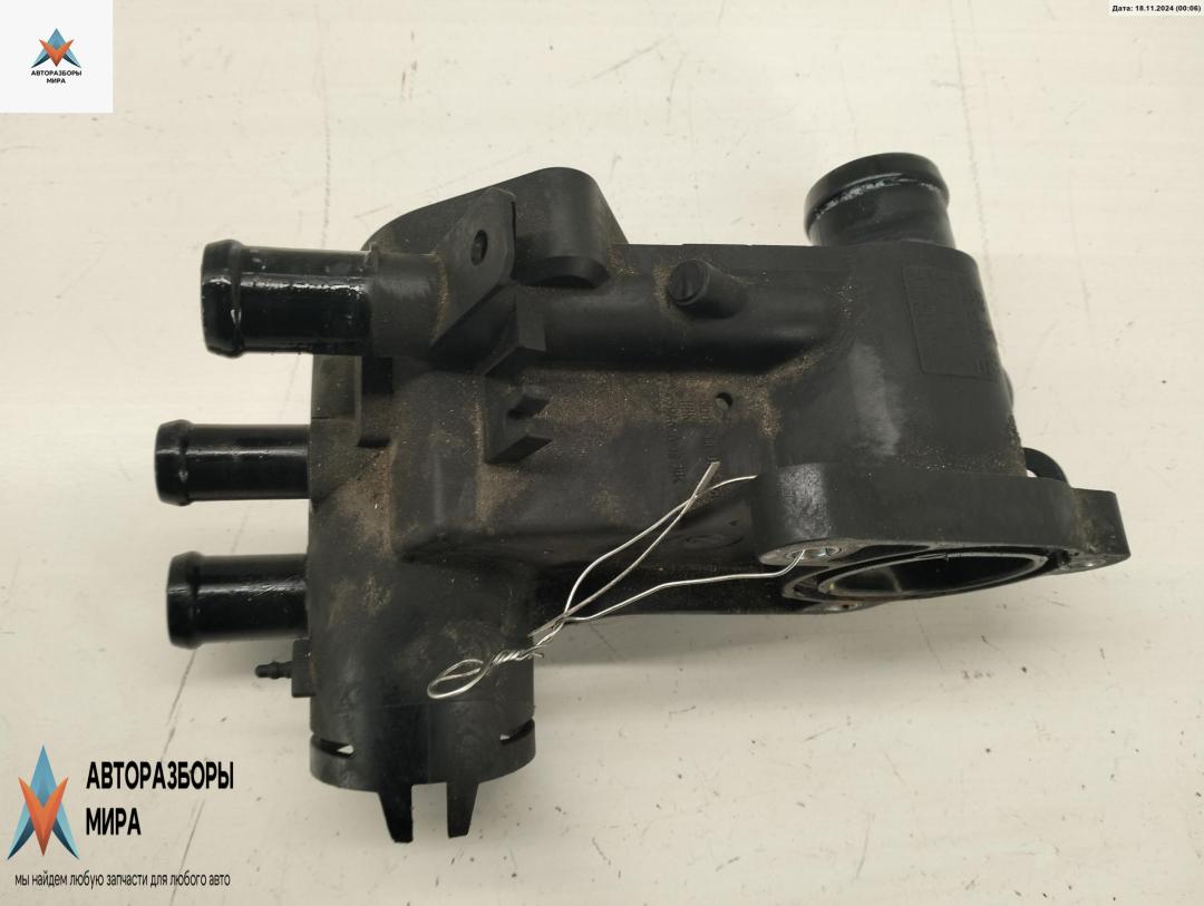 корпус термостата Volkswagen Golf 4 поколение 2002, 1.6 л., бензин, МКПП, чёрный, хетчбэк 3 дв., 032121111 - фото №1