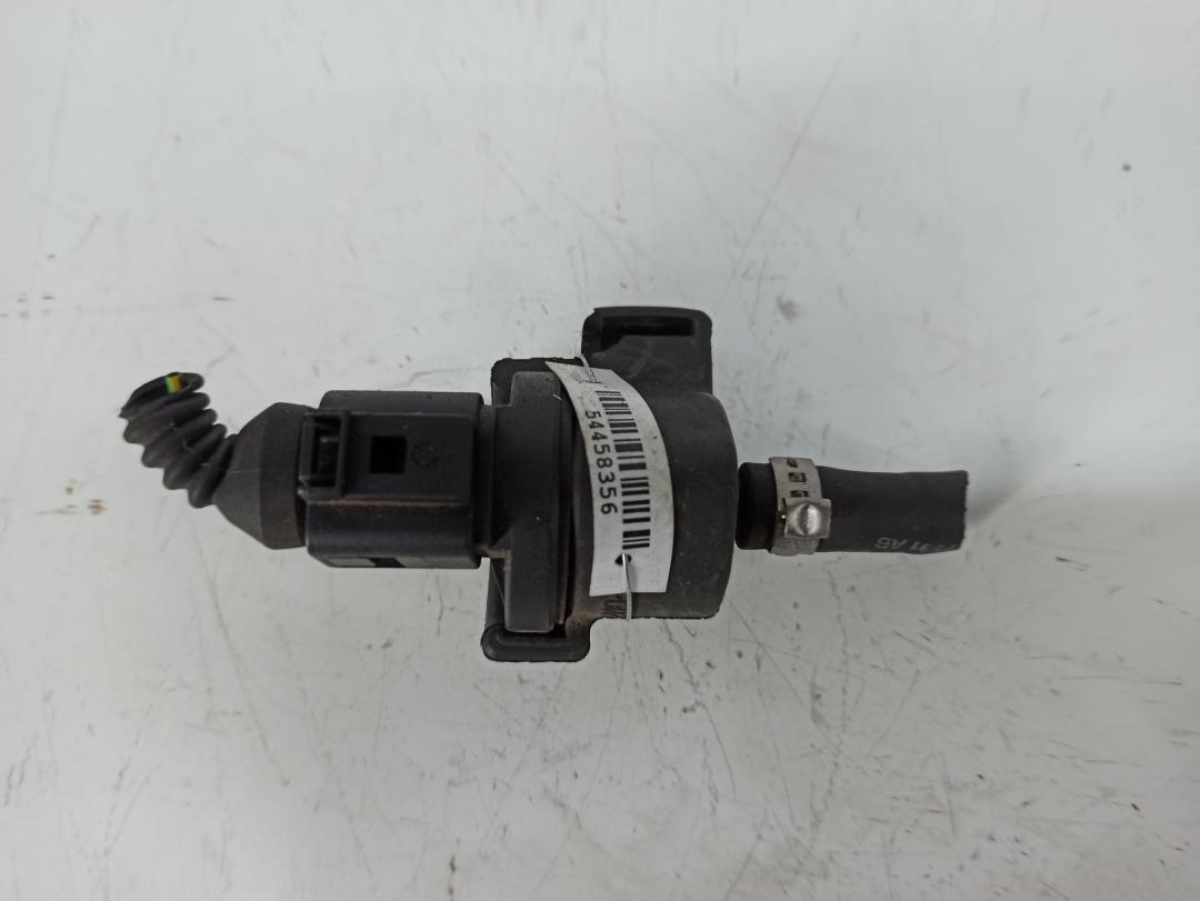 клапан вакуумного управления Audi A4 B6 2002, 2.4 л., бензин, АКПП, синий, универсал, 8E0133459 - фото №1