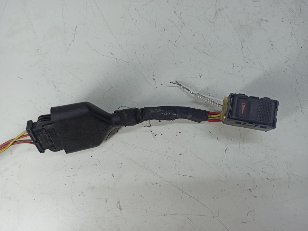 кнопка центрального замка Audi A4 B5 1997, 1.8 л., бензин, АКПП, синий, универсал, 8L0962107