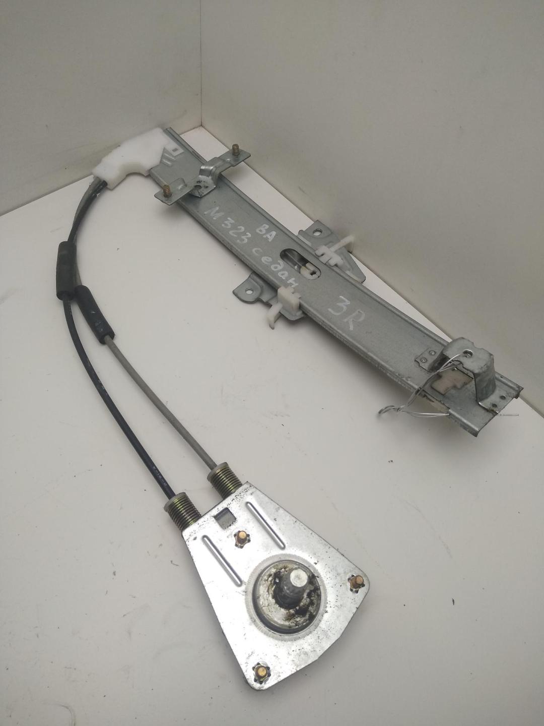 стеклоподъемник задний правый Mazda 323 BA 1995, 1.7 л., дизель, МКПП, жёлтый, седан - фото №1